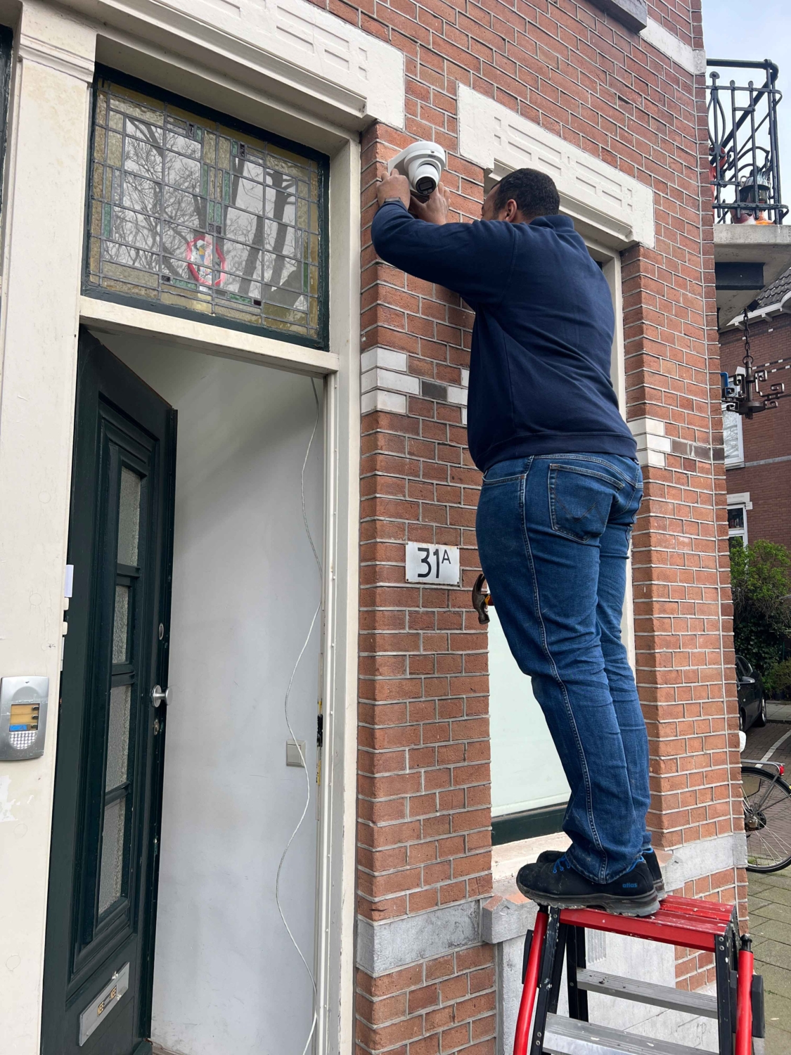 Monteur camera aan het installeren